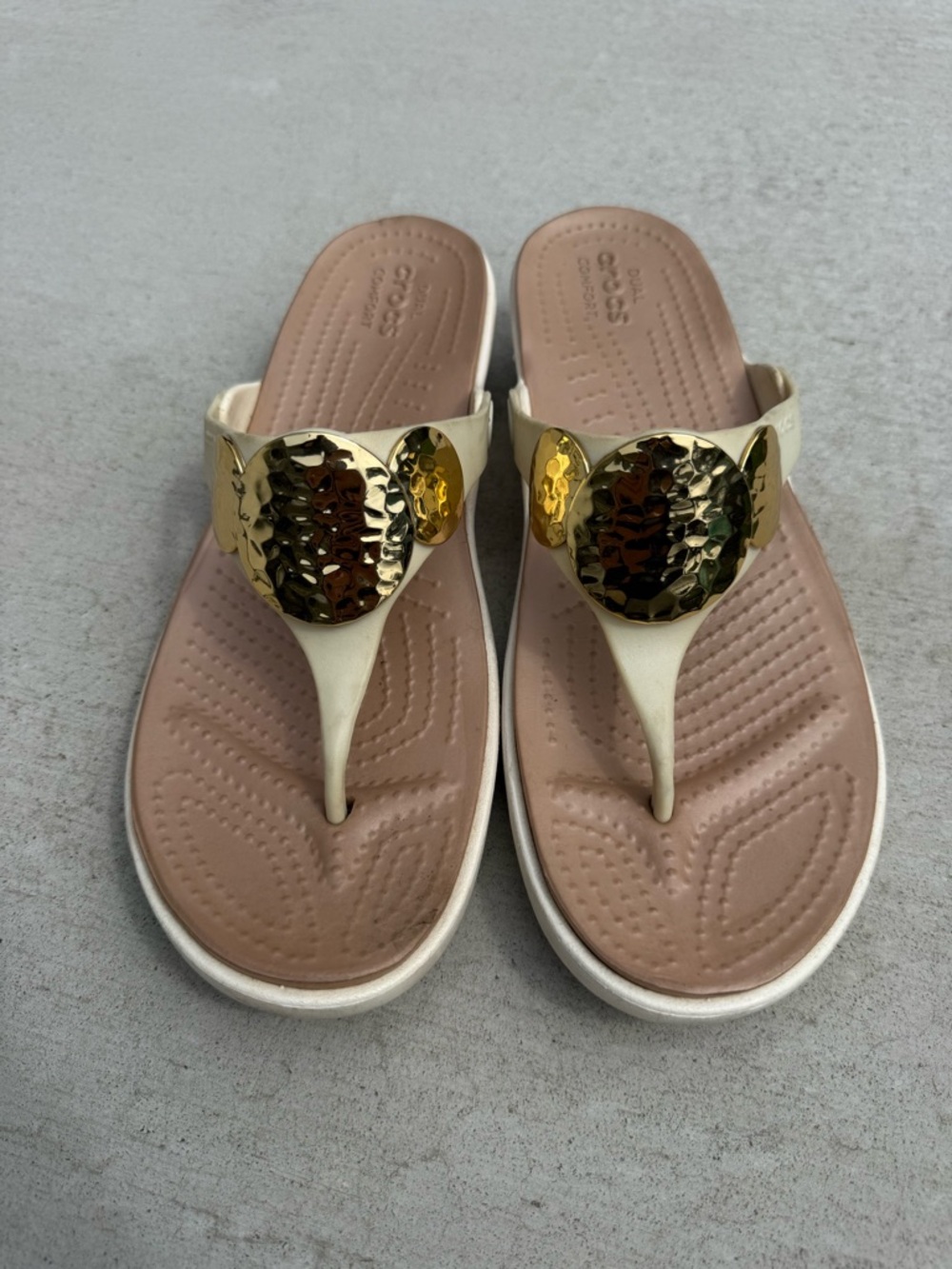 Crocs Sanrah Hammered Circle Flip Sandals Oyster/Gold Women's size 11